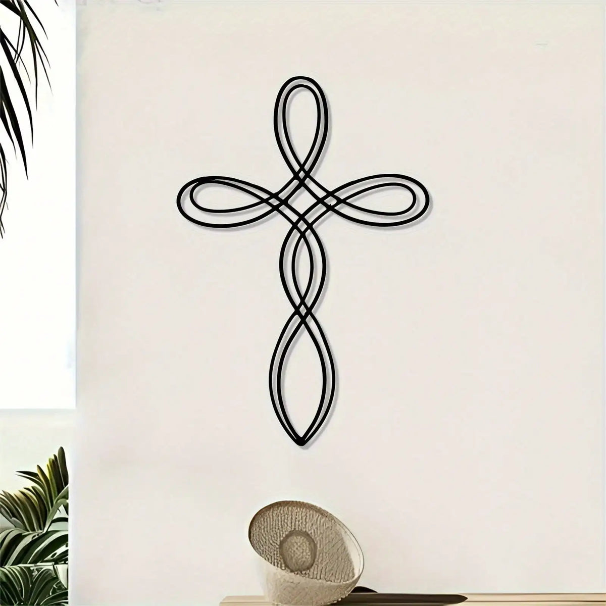 décoration murale croix celtique métal noir minimaliste lignes entrelacées moderne fixations opaque abstraiteintérieur unique