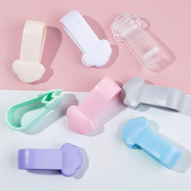 Pinces pour drap de lit en forme de nuage, couleur blanche, dans une chambre d'enfant