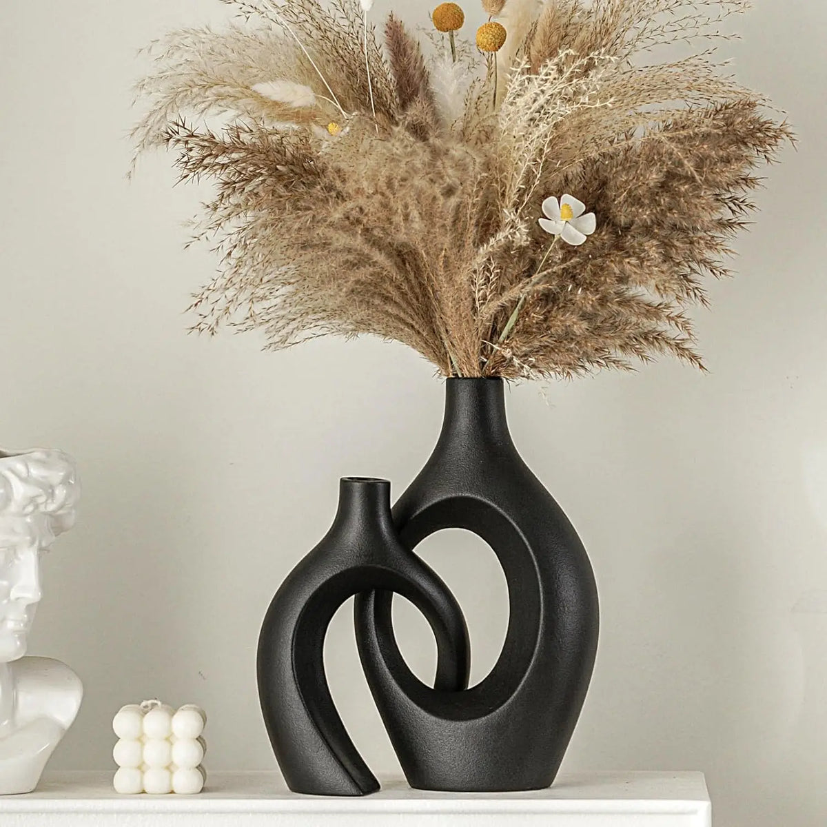 vases decoratifs modernes texturés noir beige fleurs seches bougie sculpturale minimalisteintérieur