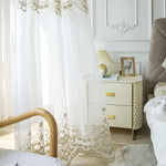 rideaux blancs brodés tulle transparents ornements floraux classiques maison hospitalière