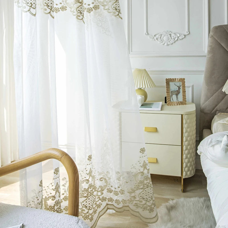 rideaux blancs brodés tulle transparents ornements floraux classiques maison hospitalière
