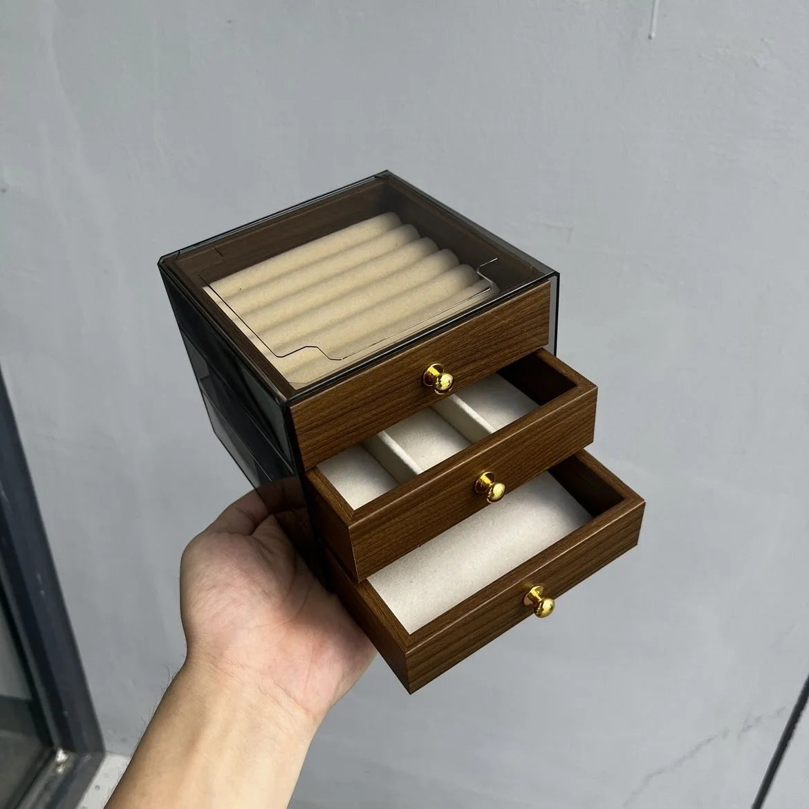 boîte bijoux bois marron velours beige tiroirs acrylique transparent classique élégante poignées dorées rangement