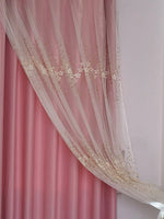 Détail de la broderie dentelle sur le rideau double couche