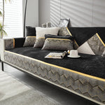 Un canapé d'angle moderne, aux motifs géométriques, avec de beaux coussins et des touches dorées, offrant un design élégant et confortable dans un environnement épuré.