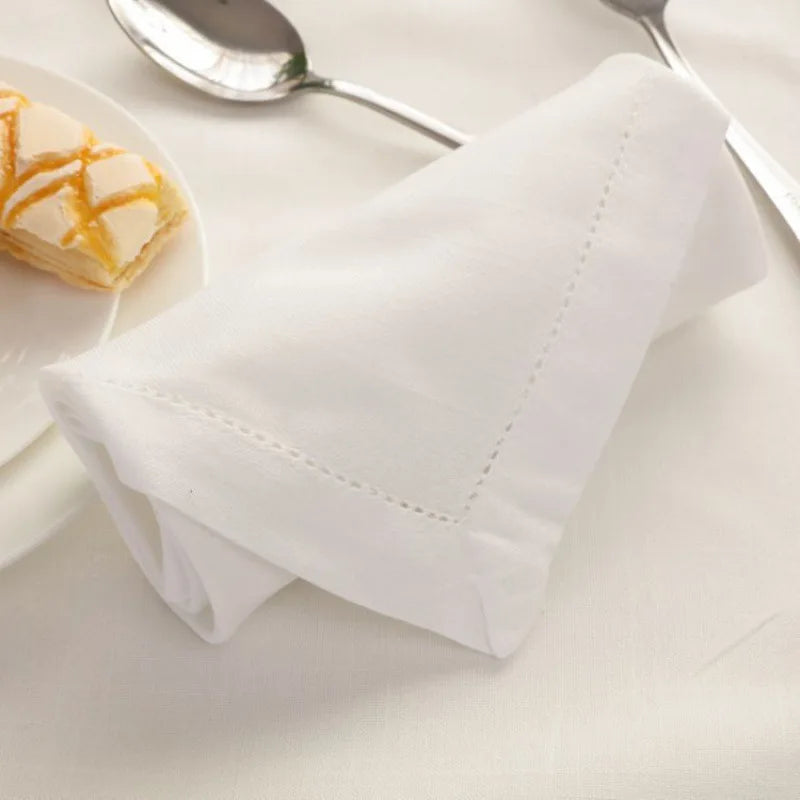 serviettes brodées monogrammées classique finition opaquer 100 coton blanc table manger événementiel