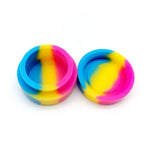 Ensemble de mini boîtes en silicone de différentes tailles organisées sur une étagère