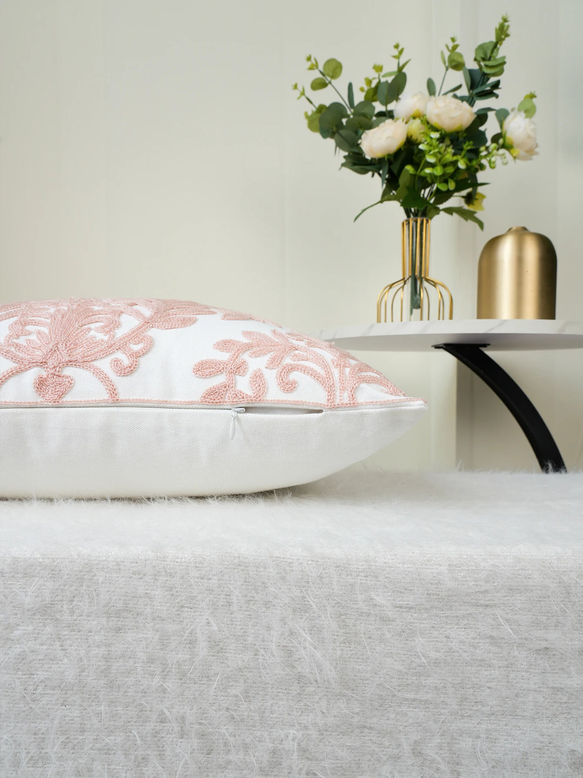 taie d'oreiller brodée motif floral blanc rose coussin décoratif classique fixations oreillettes