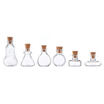 Collection de mini vases en verre de différentes couleurs sur étagère miniature
