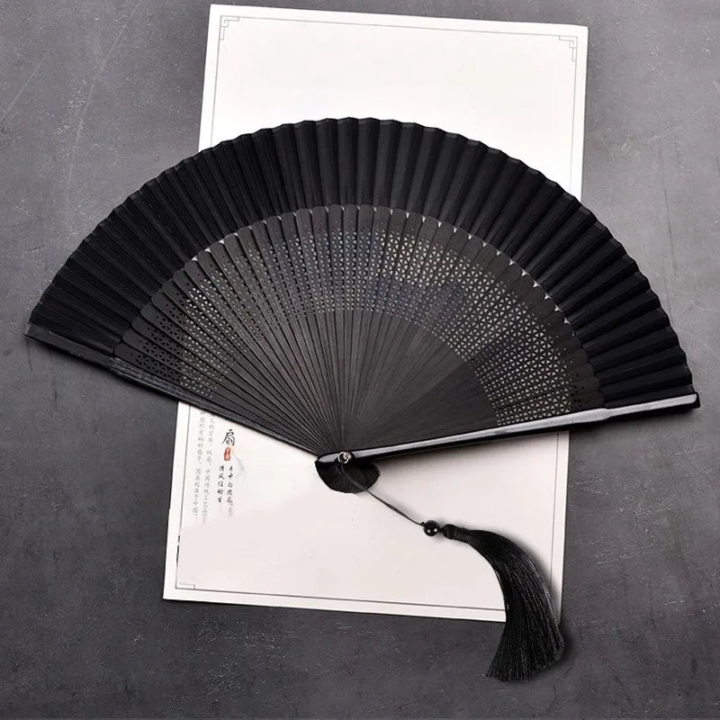 éventail traditionnel violetclair noir rouge vertpastel soie bambou rayures horizontales pompon