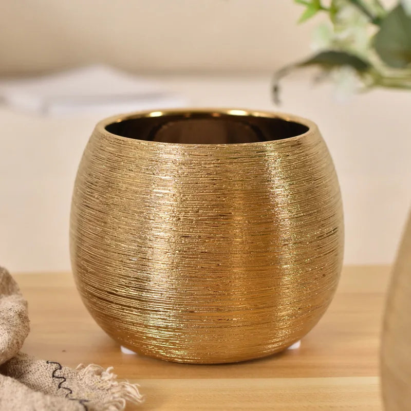 Cache-pot céramique doré avec plante grasse