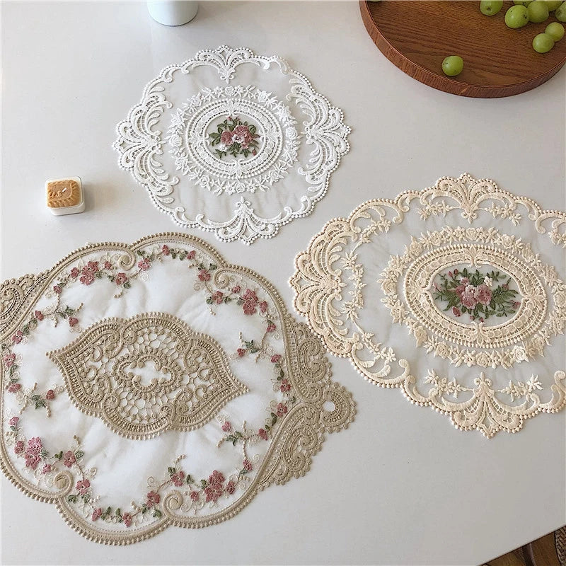 serviettes table vintage blanc broderie florale dentelle romantique maison fête