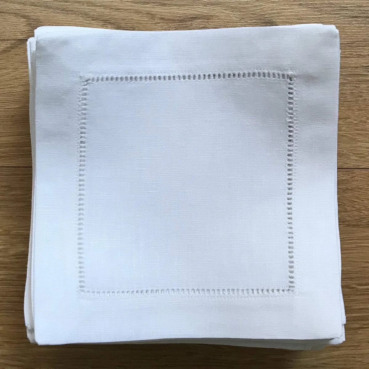 serviettes cocktail blanc classique bordure brodée réutilisables table restaurant 15x15cm pack 6pcs