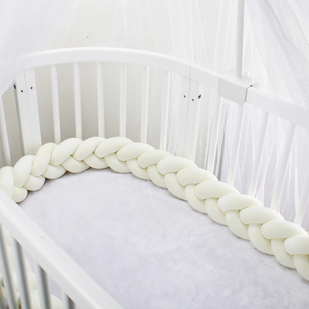 Pare-chocs de lit bébé en couleur bleu ciel dans une chambre d'enfant
