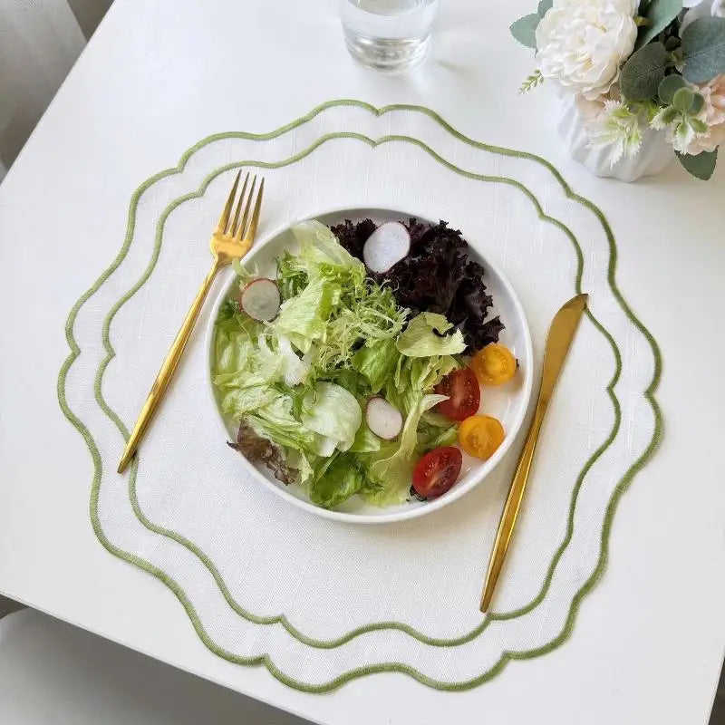 assiettes coton brodées moderne bordure ondulée blanc vert bleu élégantes cuisine