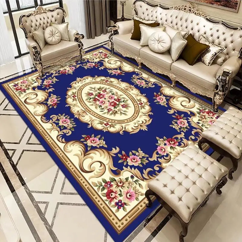 Un luxueux salon décoré avec un élégant canapé en cuir capitonné, un magnifique tapis bleu foncé orné de motifs floraux et dorés, ainsi que des fauteuils assortis, créant une atmosphère sophistiquée et chaleureuse.