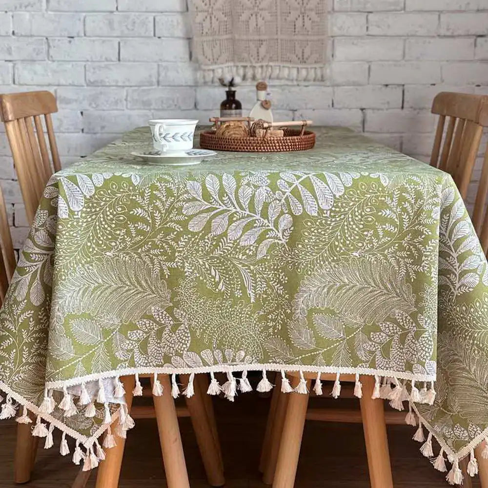 nappe verte feuilles stylisées broderie fine tassellets blancs restaurant pique nique mariage printemps