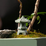 décoration table zen pierre miniature lanterne japonaise arbre branches mousse rocher gris vert traditionnelle
