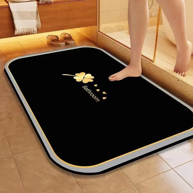 Ce tapis noir avec un motif de trèfles jaunes est un produit de marque Barnorm, probablement destiné à un usage dans une salle de bain ou une chambre.