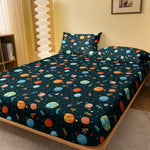 drap lit enfantin planètes colorées fusées étoiles moderne bleu foncé orange vert blanc