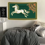 tapisserie artisanale vert foncé cheval galopant feuilles stylisées dorés décoration intérieure traditionnelle