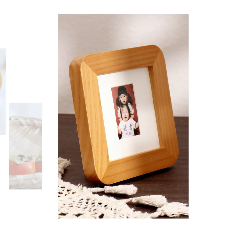 cadre photo bois naturel marron noir jaune classique enfant bébé décoration intérieure vintage