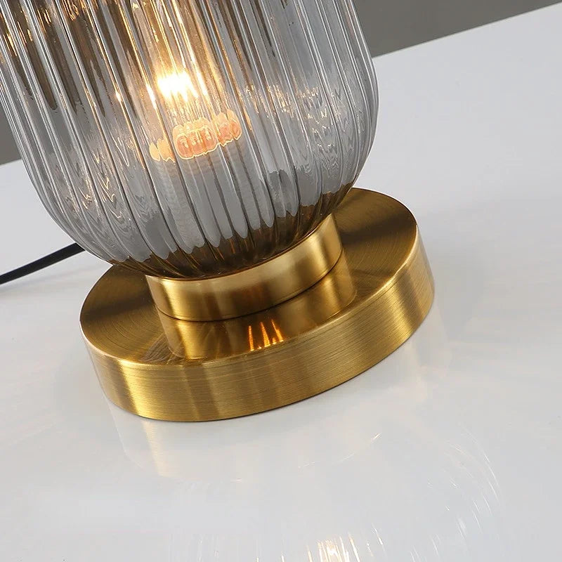 Lampe de chevet en verre gris fumé sur bureau avec éclairage LED