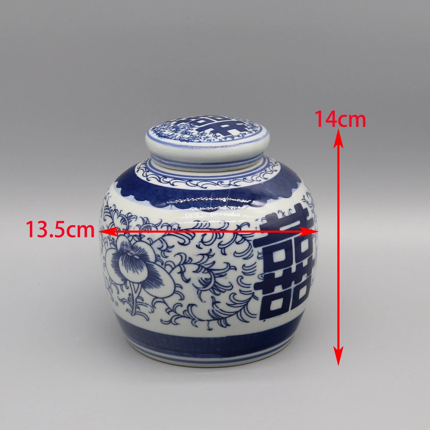 Vase décoratif en céramique bleue et blanche avec des motifs floraux et géométriques, mesurant 13,5 cm de largeur et 14 cm de hauteur.