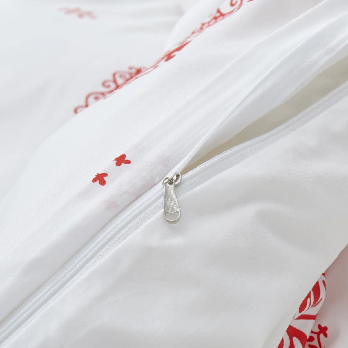 Housse de couette coeur dans une chambre décorée pour Saint-Valentin