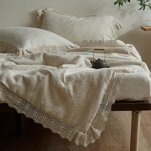 Couette d'été en gaze de coton et lin vert armée avec dentelle Jacquard sur un lit