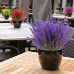 décoration intérieure moderne bouquet fleurs artificielles violettes feuilles pointues pot noir mariage anniversaire