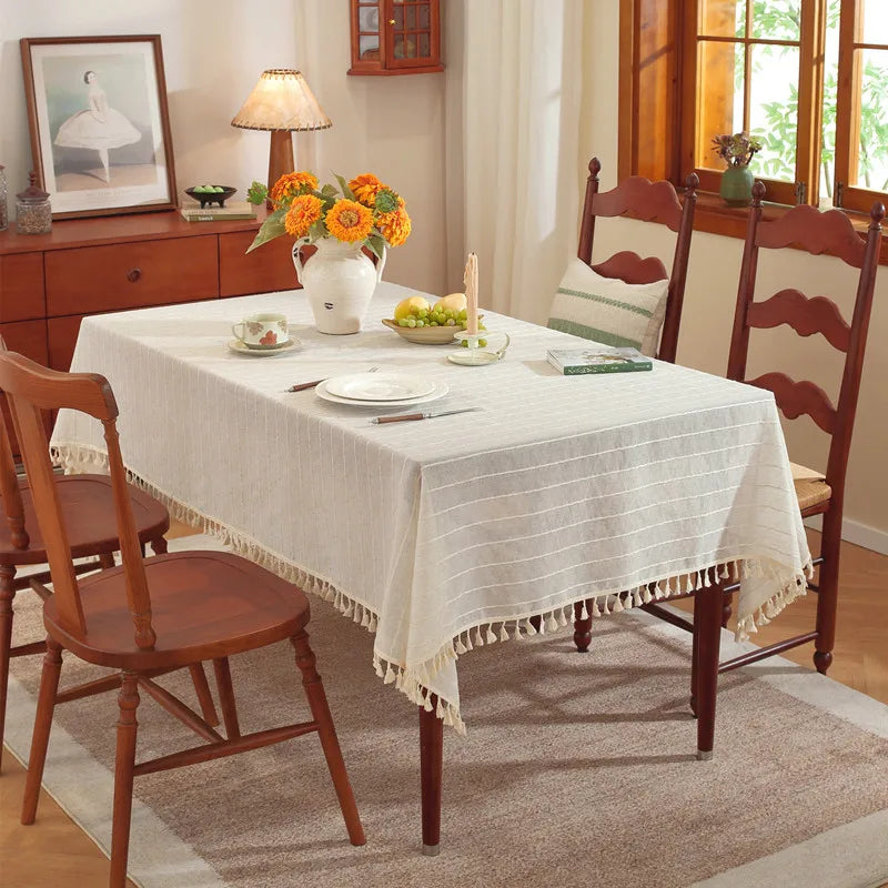 nappe table blanche rayures rustique franges assiettes couverts fleurs vase thé livres