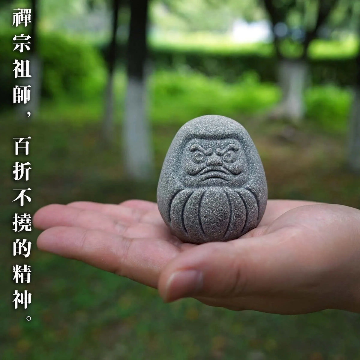 statue daruma gris relief sculpté artisanal traditionnel maison décoration bouddhiste
