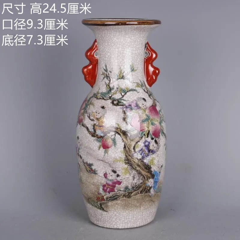 Vase en céramique de style oriental avec des motifs de fleurs et d'arbres colorés sur un fond craquelé blanc.