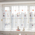 Voilage pour chambre d'enfant avec motifs d'espace, fusées et étoiles, apportant une ambiance ludique et éducative. Parfait pour les jeunes explorateurs passionnés par l'univers et les aventures spatiales. Idéal pour décorer la fenêtre d'une chambre tout en maintenant une luminosité agréable.