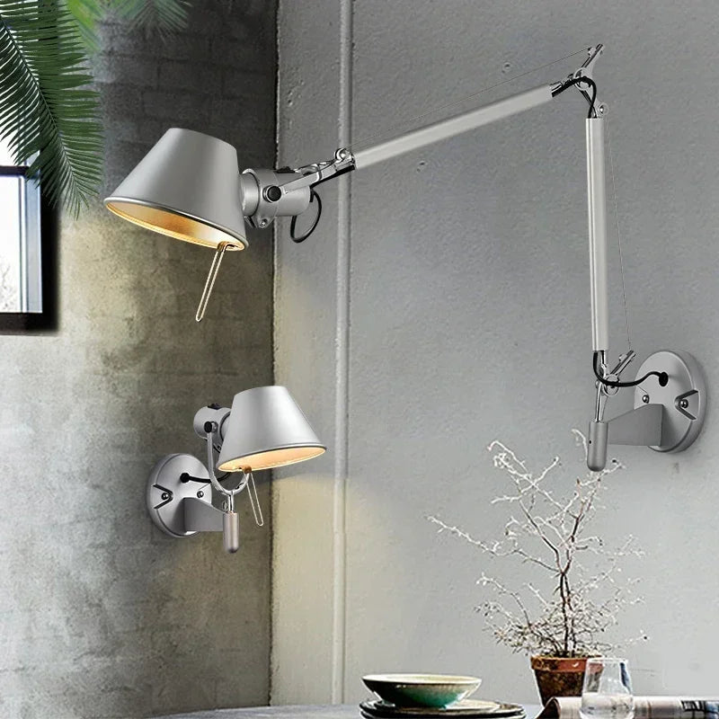 Applique murale LED à bras articulé noir argent sur mur blanc