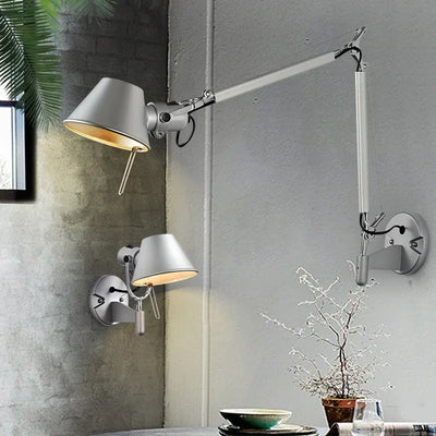 Applique murale LED à bras articulé noir argent sur mur blanc
