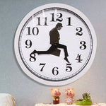 horloge murale moderne homme valise chiffres blanc noir minimaliste decoration facile