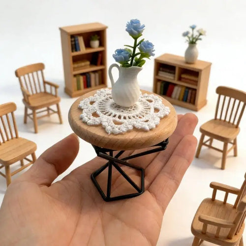 table pliante miniature moderne tissu blanc vase fleurs artificielles bleues texture bois minimaliste