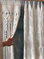 rideau macramé blanc cassé motifs géométriques franges boho chic crochets métalliques decoration interieur tissu