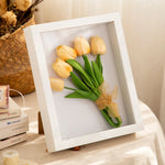 cadres photo profonds bois clair foncé verre transparent fleurs séchées tulipes rouge vintage minimaliste