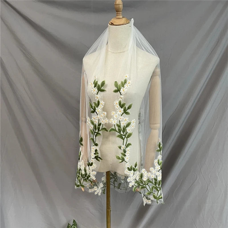 voile mariée tulle blanc brodé feuilles vertes fleurs blanches romantique floral cape femme