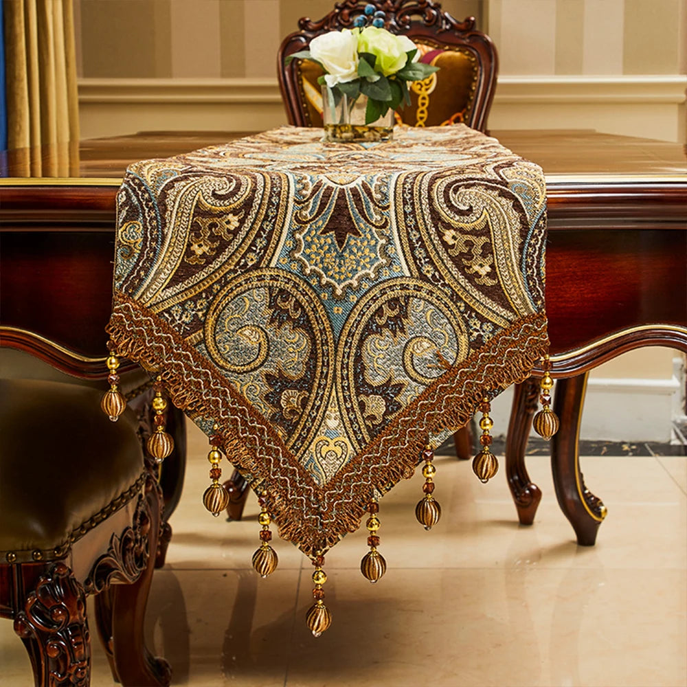 Un magnifique chemin de table de style baroque orné de riches motifs et détails dorés, plaçant une touche d'élégance et de raffinement sur cette table en bois sculpté.