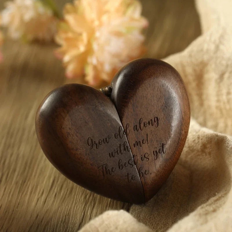 boîte bijoux forme cœur bois gravure classique romantique marron foncé anneaux mariage