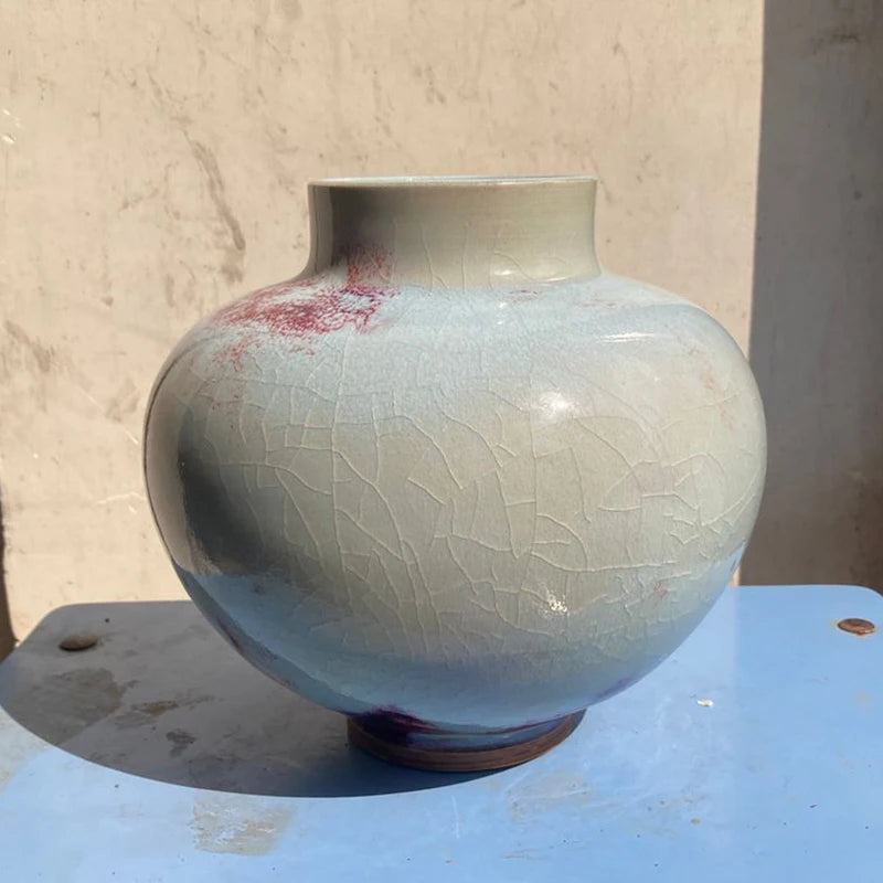 Vase en porcelaine émaillée de couleurs pastel avec une finition craquelée.