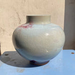 Vase en porcelaine émaillée de couleurs pastel avec une finition craquelée.
