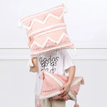 coussins boho chic rose clair blanc motif géométrique pompons opaques adhésifs