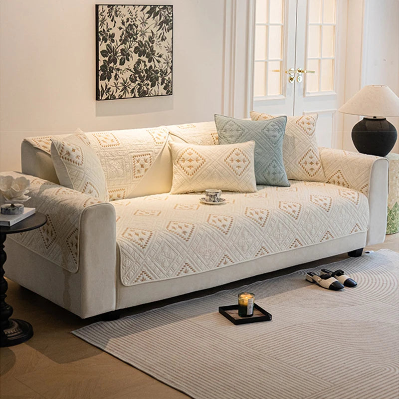 Un canapé confortable et élégant, orné de motifs géométriques, créant une ambiance chaleureuse et relaxante dans ce salon spacieux.