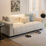 Un canapé confortable et élégant, orné de motifs géométriques, créant une ambiance chaleureuse et relaxante dans ce salon spacieux.