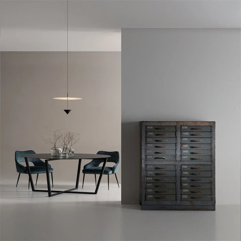 Lampe LED conique suspendue installée dans une cuisine moderne avec éclairage blanc chaud
