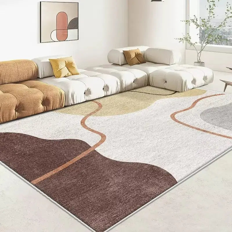 Un salon confortable avec un canapé modulaire beige et jaune, un tapis abstrait aux couleurs chaleureuses et une œuvre d'art minimaliste sur le mur.